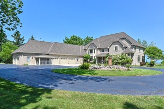 333 E Pioneer Rd in Mequon, WI - Foto de edificio - Building Photo