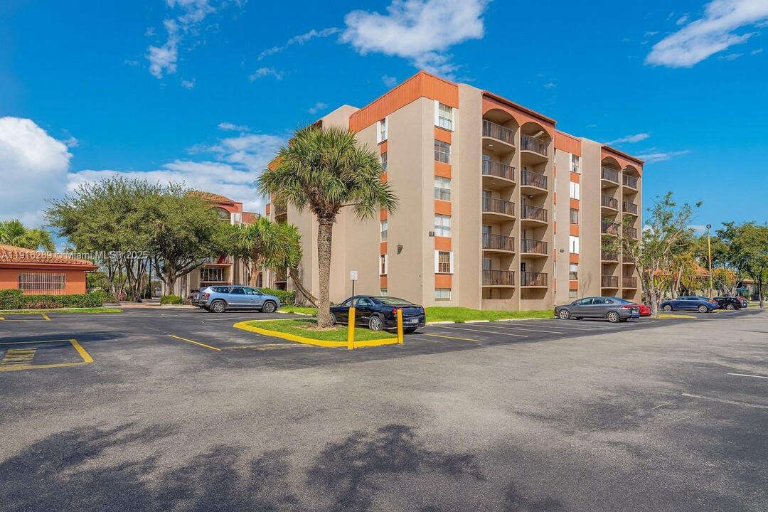 5201 NW 7th St, Unit 405 in Miami, FL - Building Photo