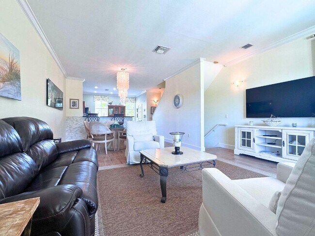 property at 635 Casa Loma Blvd