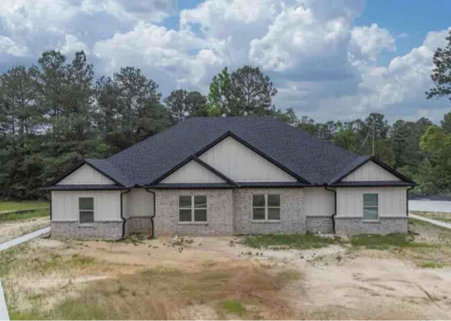 2112 Oak Hollow St in Longview, TX - Building Photo - Building Photo