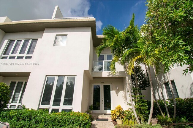 6320 NW 104th Path in Medley, FL - Building Photo - Building Photo