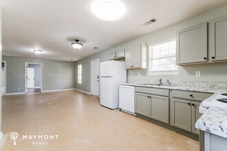 339 Spring St in Commerce, GA - Foto de edificio - Building Photo