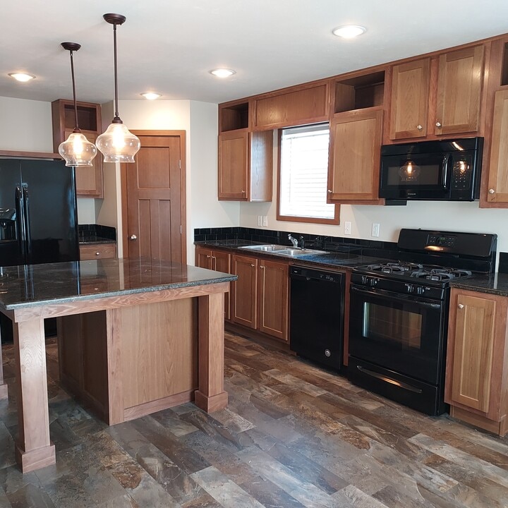 6225 Imperial Dr in Fenton, MI - Building Photo
