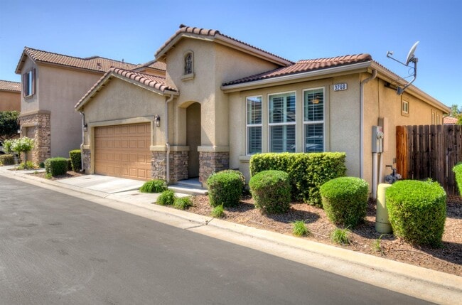 3260 Alps Ln in Clovis, CA - Building Photo - Building Photo
