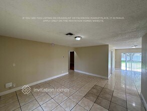 127 Dove Cir in Royal Palm Beach, FL - Building Photo - Building Photo