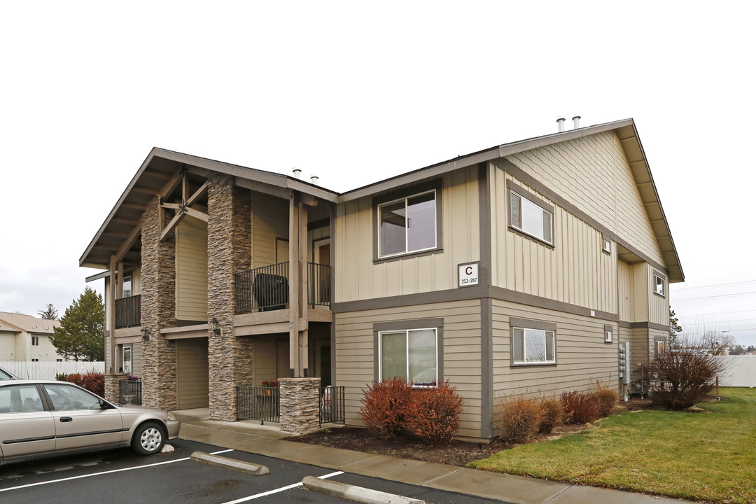 Cottonwood in Redmond, OR - Building Photo