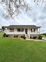 130 Phillip Dr in Springfield, TN - Building Photo