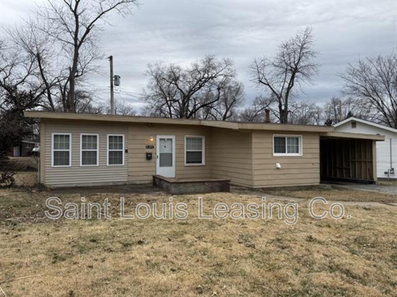 8326 Midwood Ave in Berkeley, MO - Building Photo