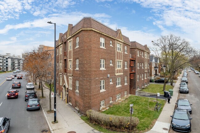 5780 De La Côte-Saint-Luc Ch in Montréal, QC - Building Photo - Building Photo