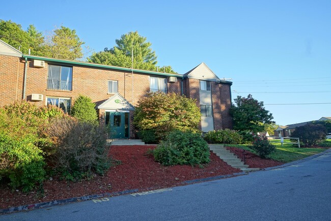 109 English Village Rd in Manchester, NH - Building Photo - Building Photo