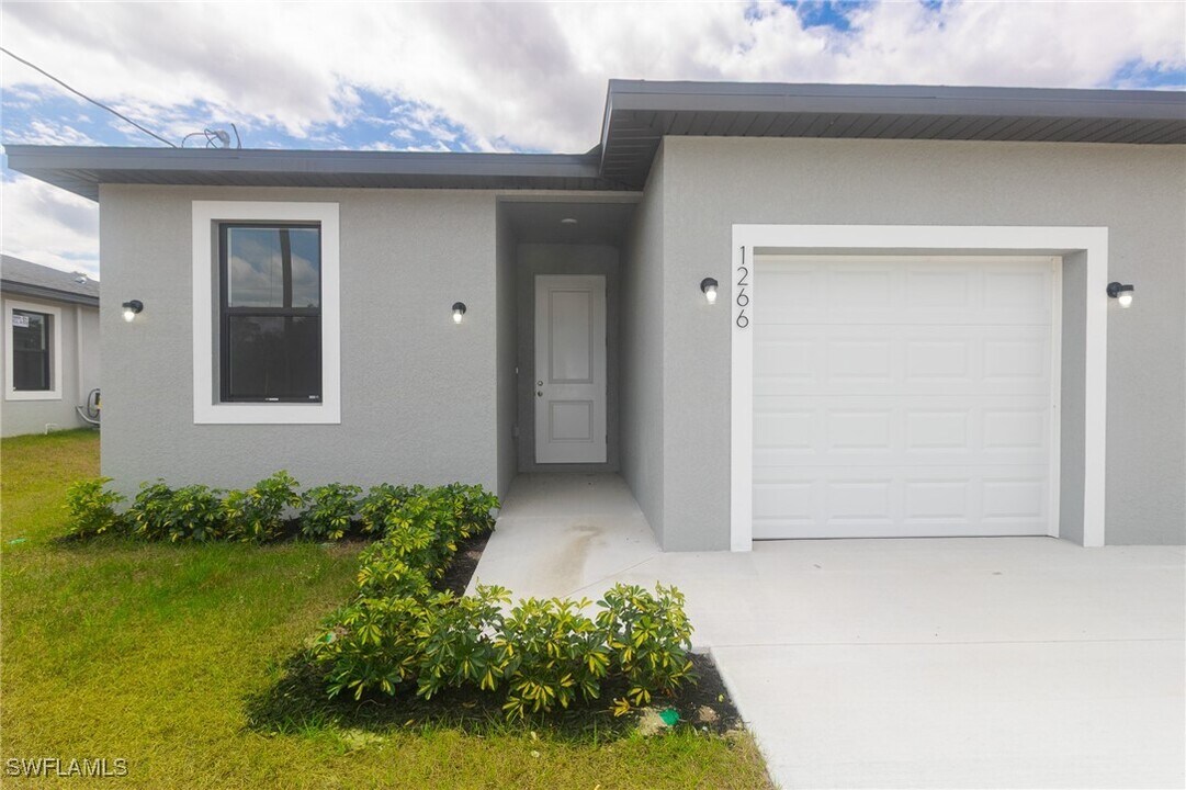 1266 Milwaukee Blvd in Lehigh Acres, FL - Foto de edificio