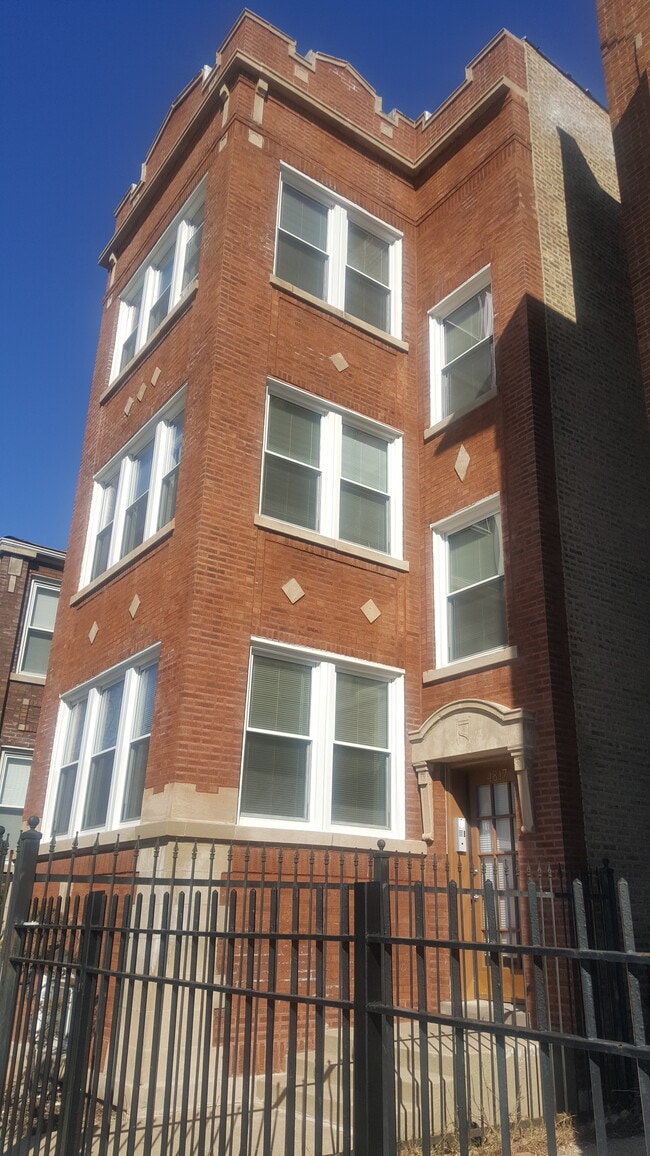 4817 N Troy St, Unit 1 in Chicago, IL - Building Photo - Building Photo