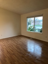 4225 Mahrt Ave SE in Salem, OR - Foto de edificio - Building Photo