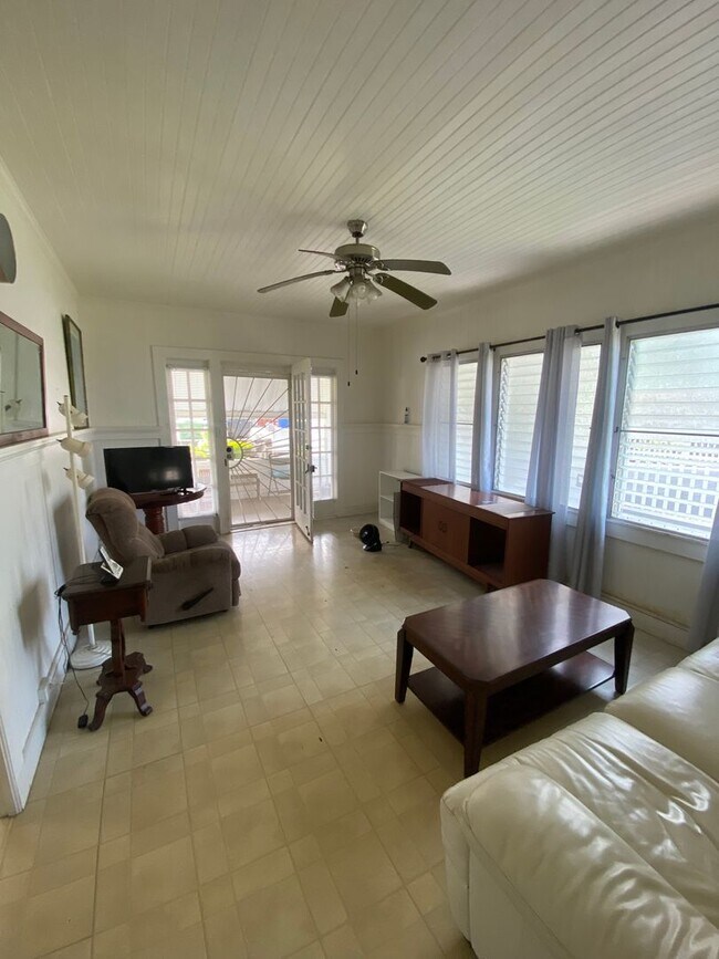 1950 Aupuni St in Honolulu, HI - Building Photo - Building Photo