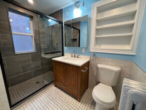 130 Pleasant St, Unit 2R in Brookline, MA - Foto de edificio - Building Photo