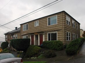 Newton Apartments in Seattle, WA - Building Photo - Building Photo