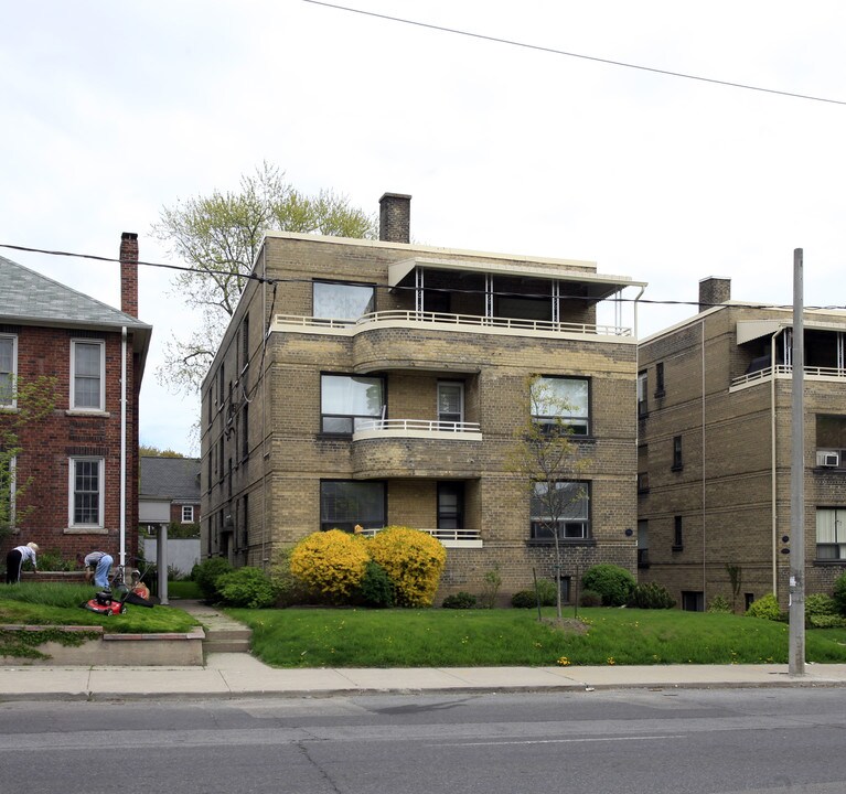 905 Avenue Rd in Toronto, ON - Building Photo