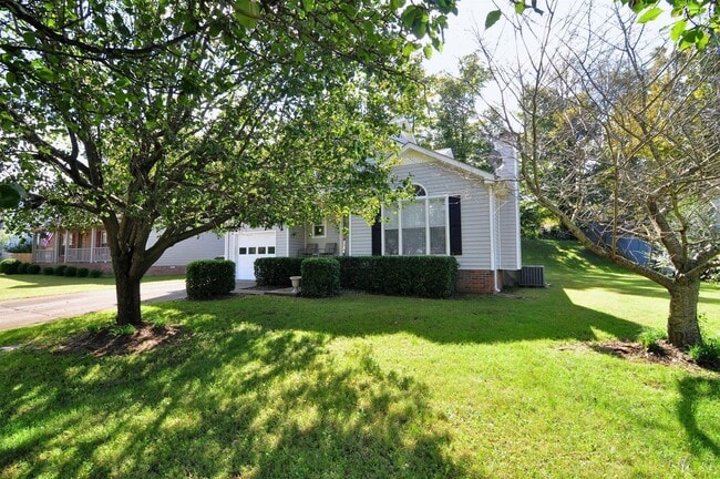 484 Bamburg Dr in Clarksville, TN - Building Photo - Building Photo