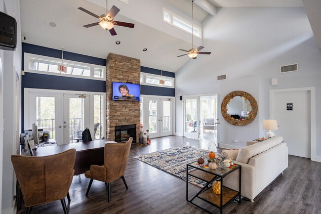 Highlands at the Lake in Hermitage, TN - Foto de edificio - Interior Photo
