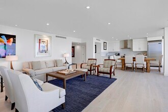 3300 S Ocean Blvd in Palm Beach, FL - Foto de edificio - Building Photo