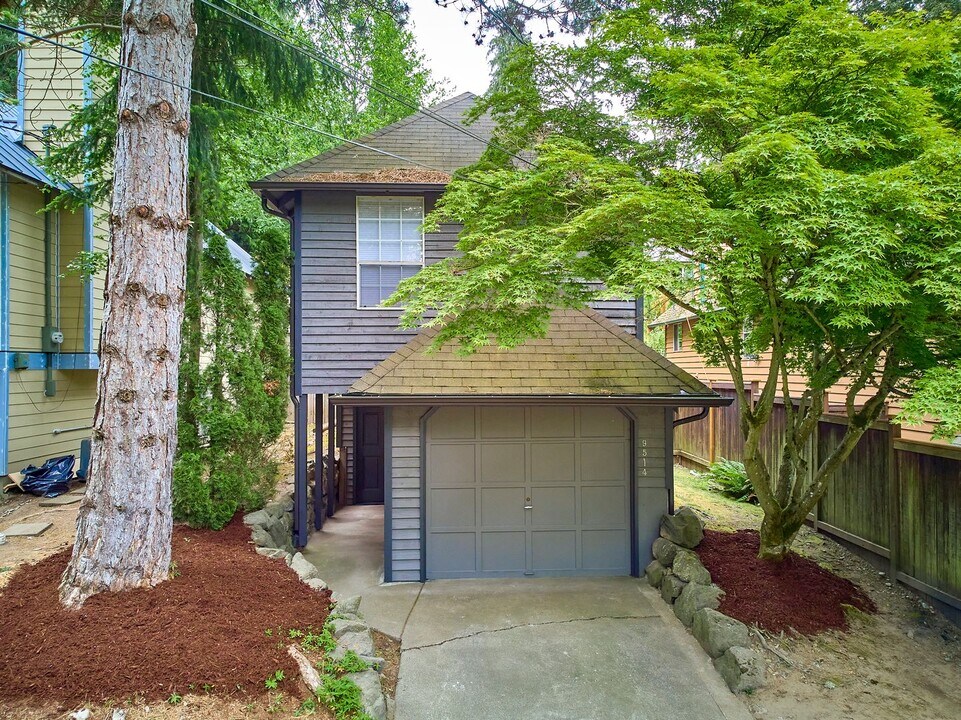 9514 Sand Point Way NE in Seattle, WA - Building Photo