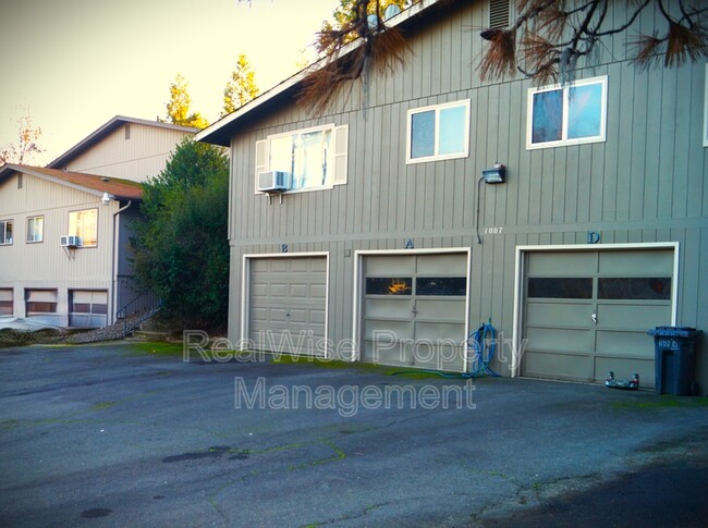 1007 NW C St in Grants Pass, OR - Building Photo - Building Photo