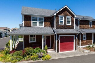 2860 Log Bronc Way in Astoria, OR - Building Photo - Building Photo