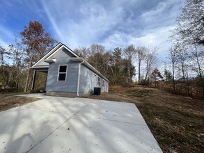 808 Hogan Rd in Rossville, GA - Foto de edificio - Building Photo