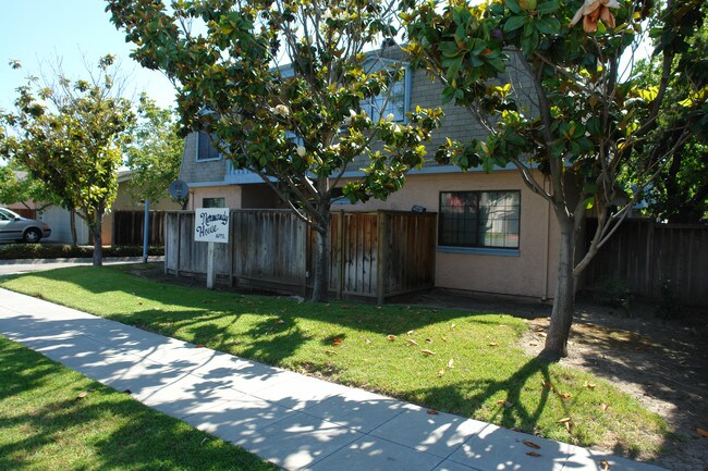 Normandy House in Sunnyvale, CA - Foto de edificio - Building Photo