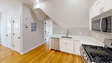 62 Gordon St, Unit 62 gordon street unit 3 in Boston, MA - Building Photo - Building Photo