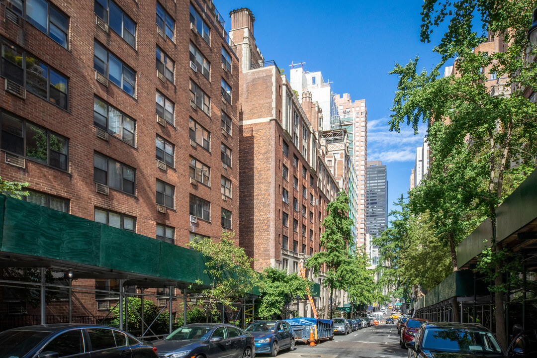 Hatfield House in New York, NY - Building Photo