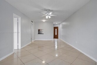 1671 NE Miami Gardens Dr in North Miami Beach, FL - Building Photo - Building Photo
