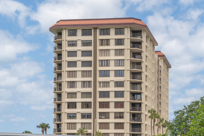 700 Island Way in Clearwater, FL - Foto de edificio - Building Photo