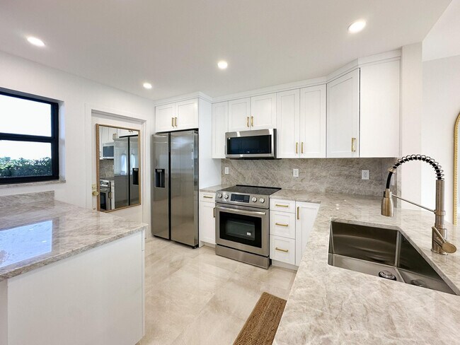 4800 Bayview Dr in Fort Lauderdale, FL - Foto de edificio - Building Photo