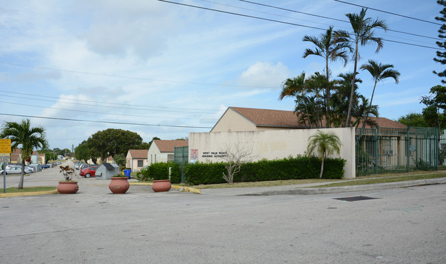 Dunbar Village in West Palm Beach, FL - Foto de edificio - Building Photo