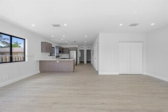 349 NW 40th St, Unit 104 in Oakland Park, FL - Building Photo - Building Photo