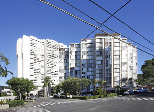 Hale O Kalani Towers in Honolulu, HI - Building Photo - Building Photo