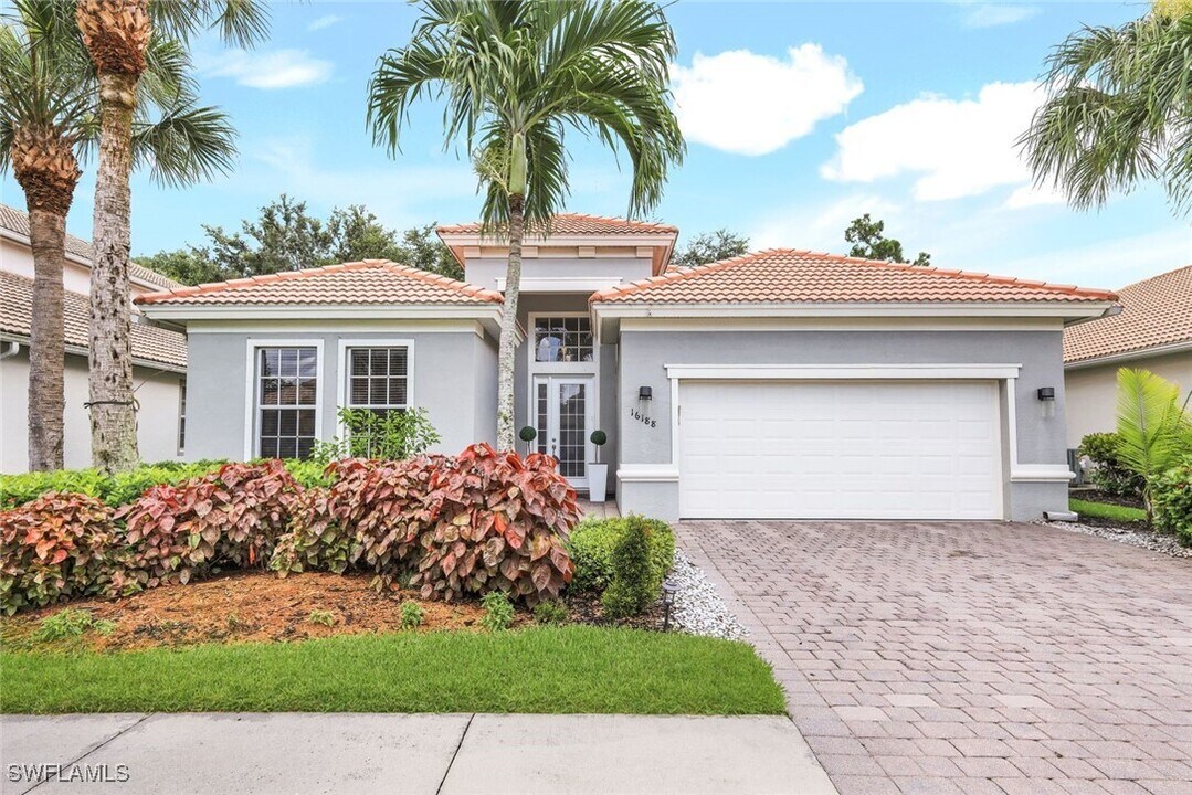 16188 Parque Ln in Naples, FL - Building Photo