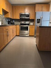 1226 N Hiatus Rd in Pembroke Pines, FL - Foto de edificio - Building Photo