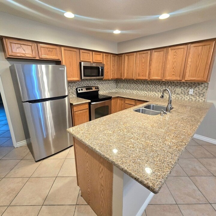 1098 Glenbridge Cir in Westlake Village, CA - Building Photo