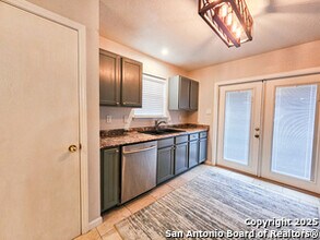 10706 Shaenpath in San Antonio, TX - Foto de edificio - Building Photo