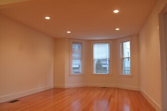 17 Beechwood Ave, Unit 1 in Watertown, MA - Foto de edificio - Building Photo