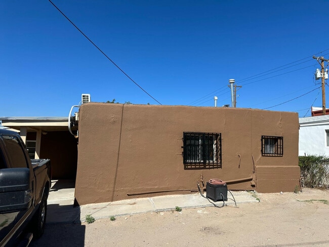 905 Gateway S Blvd in El Paso, TX - Building Photo - Building Photo