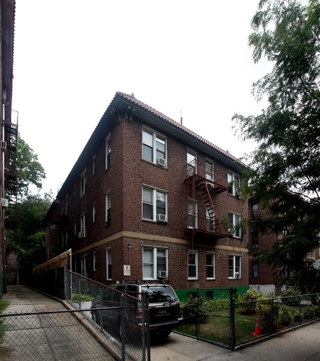 118-45 Metropolitan Ave in Kew Gardens, NY - Foto de edificio - Building Photo