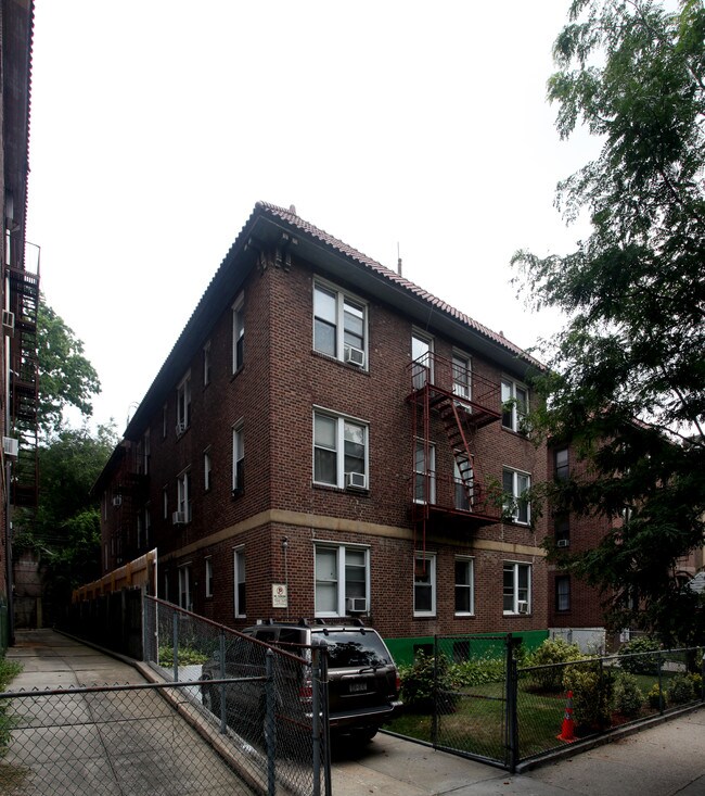 118-45 Metropolitan Ave in Kew Gardens, NY - Building Photo - Building Photo