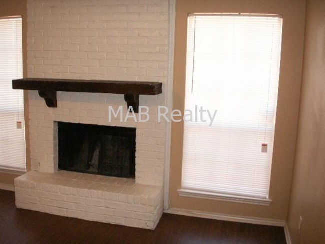 1402 Darr St in Irving, TX - Foto de edificio - Building Photo