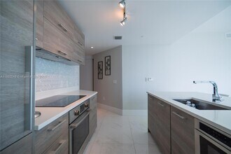 650 NE 32nd St, Unit 1701 in Miami, FL - Building Photo - Building Photo