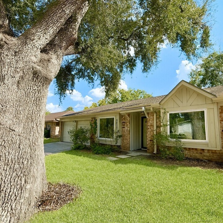 5807 Silver Frst Dr in Houston, TX - Building Photo
