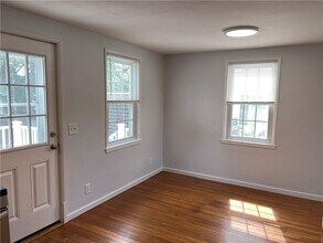 129 Vernon Ave in Middletown, RI - Building Photo - Building Photo