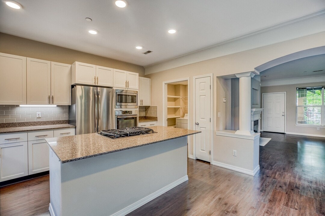 The Estates at Cougar Mountain in Issaquah, WA - Building Photo